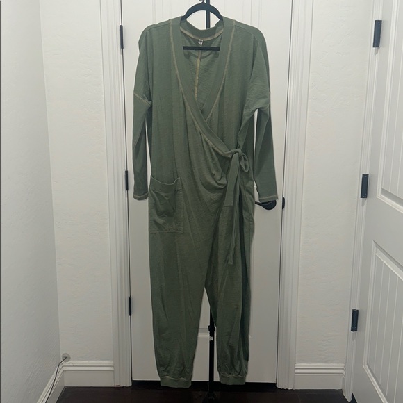 Free People Its a Wrap Jumpsuit Relaxed Fit Onsie Jumper Pants Olive Green Sz XS - Picture 2 of 14